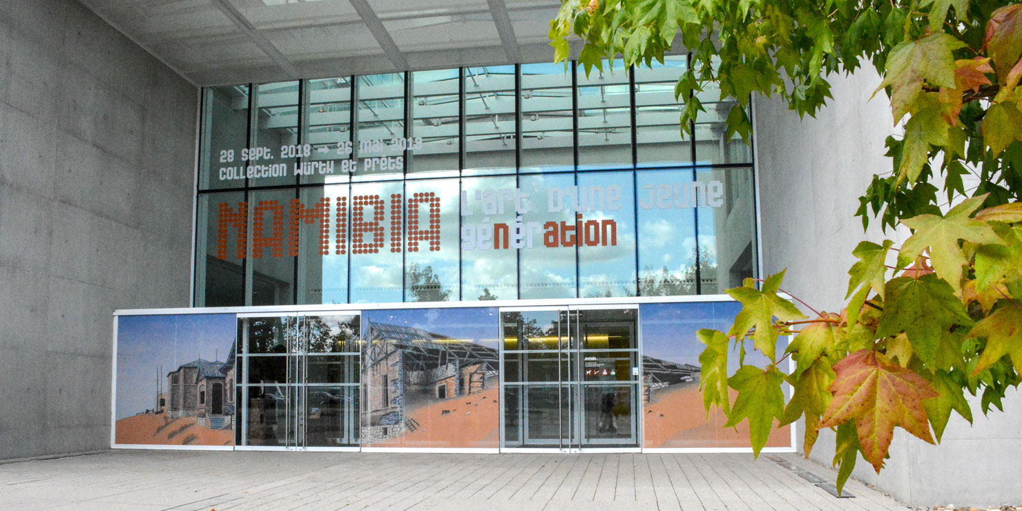 grand titre adhésif musée exposition fronton vitré