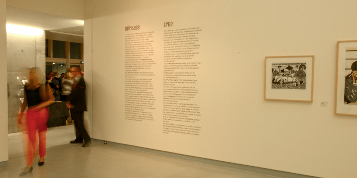 textes adhésifs exposition musée